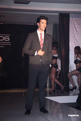 组图：锦荣代言腕表抢金 “好朋友”陪过28岁生日