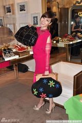 幻灯图：侯佩岑现身旗舰店 量玉足尺寸兴奋不已