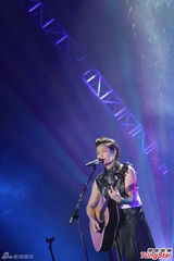 组图：萧敬腾上海开唱雨神未发威 被何韵诗调侃