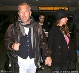 组图：凯文-科斯特纳抵达纽约 神情凝重满脸哀伤