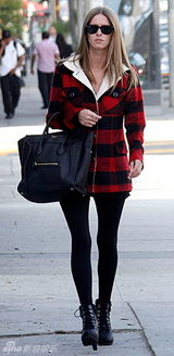 组图：金-卡戴珊感恩节下厨和妮基-希尔顿撞衫