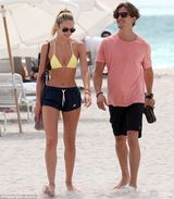 组图：超模坎蒂丝嫩黄比基尼戏水 湿身秀臀热辣