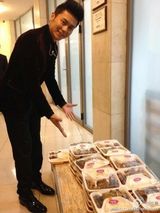 组图：蛇年春晚倒计时 众主播后台拜年花絮照