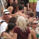 组图：哈里王子再搞泳池派对 泳装美女如云