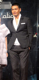 组图：邵兵上海出席活动 绅士性感俘获女人心