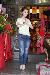 组图：李娅莎台湾拜神 仍不放弃发展台语歌曲