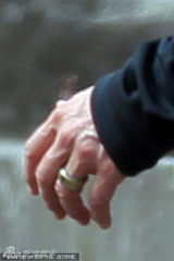 组图：阿汤哥冰岛独自拍戏戒指仍未摘