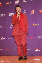 幻灯：香港金像奖后台 谢霆锋举奖杯满脸兴奋