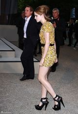 高清组图：艾玛沃特森亮相伦敦时装周 秀黄金甲