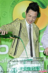 组图：庾澄庆自称电脑白痴 骄傲早有六块肌