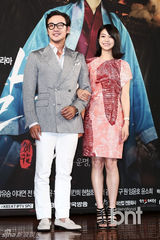 组图：严泰雄《刀与花》发布 CN正信正装帅气