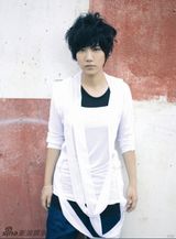 幻灯组图：李霄云怀抱吉他 淡淡衣衫楚楚动人