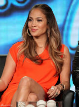 高清图：洛佩兹橙色裙亮相当《美国偶像》评委