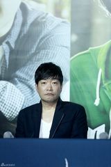 高清组图：金秀贤新片首映 花美男比谦虚钻桌子