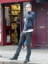 高清图：克里斯-海姆斯沃斯现身伦敦 吐舌表情多