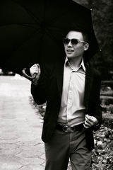 组图：刘岳拍黑白时尚大片 显英伦雅痞风
