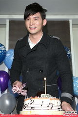 组图：温升豪35岁生日圆歌手梦 唱新歌回馈歌迷