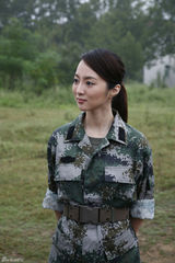 组图：主持人李蜜军营探班 变身魅力女兵