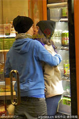 组图：贾斯汀-比伯与女友秀恩爱激吻缠绵