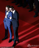 高清；《亡命驾驶》首映 导演与男主演大玩断背吻