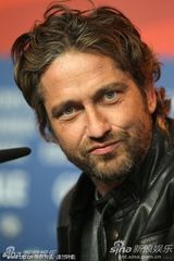 高清图：《大将军寇流岚》发布会 拉尔夫费因斯护花