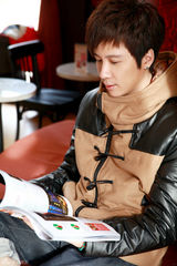 组图：李智楠街拍文艺卖萌 流露清新迷人气质