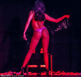 组图：美国魔术师穿丁字裤当台跳艳舞 美女齐裸