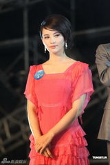 组图：秦昊欲再战金马 莫小奇桃红衣性感出席发布会