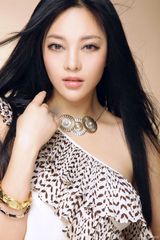 组图：冯雨芝拍摄明星写真 干净利落展现梦幻功力