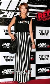 组图：李秉宪新片上映未婚妻现身 金泰熙等捧场