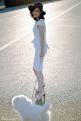 组图：张檬时尚街拍甜美 玩心大发爱犬入镜