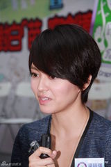 组图：梁咏琪做公益否认怀孕 直言同情舒淇