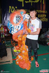 组图：黄浩然有意携子学舞狮