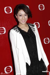 组图：陈伟霆帅气录制《劲歌金曲》钟嘉欣笑容甜美