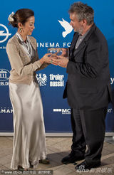 组图：杨紫琼出席活动 朱莉挺孕肚获皮特护驾亮相