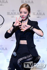 组图：Kara新辑发布 透视装秀蛮腰耍性感