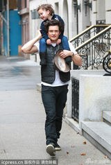 组图：奥兰多携爱子上街 小弗林骑坐肩头笑开花