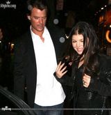 组图：黑眼豆豆主唱菲姬诞子 盘点夫妻恩爱照