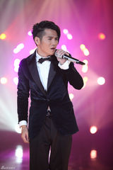 组图：周笔畅玩谢耳朵乐器 邓紫棋黑丝秀腿