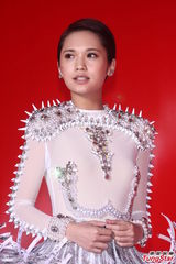 组图：杨丞琳穿华服亮相 尾椎伤势未复原