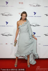 幻灯图：群星柏林出席电影活动 女星盛装亮相抢镜