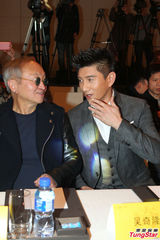 组图：吴奇隆轻松当老板 赚钱不耽误拍戏