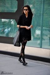 组图：王海珍时尚街拍 游走在随意性感间
