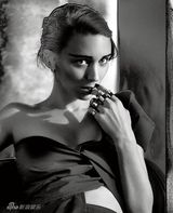 组图：龙纹身女孩黑白大片曝光 中性风格另类