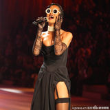 组图：蕾哈娜透视内衣性感献唱维多利亚秀