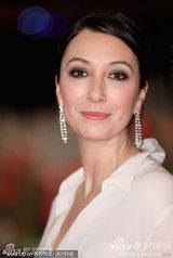 《我最好的敌人》首映 斯特劳斯玩黑白配展风情