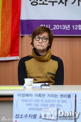 组图：韩导演与伴侣十指紧扣敦促同性婚姻合法