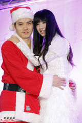 组图：大马变性歌手钟洁希发片 与老公恩爱亲嘴