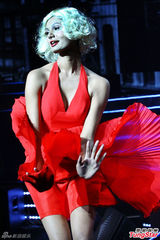 组图：亚洲超模模仿玛丽莲梦露 裙摆飞扬性感十足