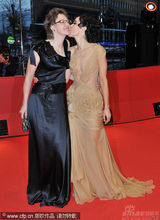 幻灯图集：《在路上》首映变庆生会 主席热拥导演